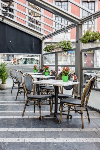 chaise empilable pour terrasse de restaurant