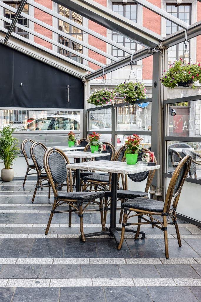chaise empilable pour terrasse de restaurant