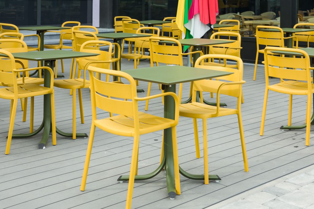 Chaise empilable jaune