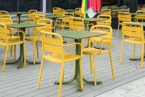 Chaise empilable jaune