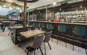 Tabouret et chaise de bar