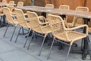 Chaise et table de restaurant terrasse