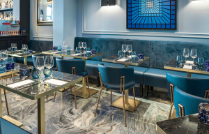 Chaise de restaurant dorée